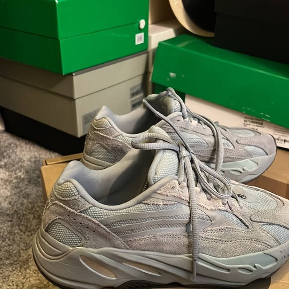 Yeezy 700 v2 hospital blue - Picture 3 of 5